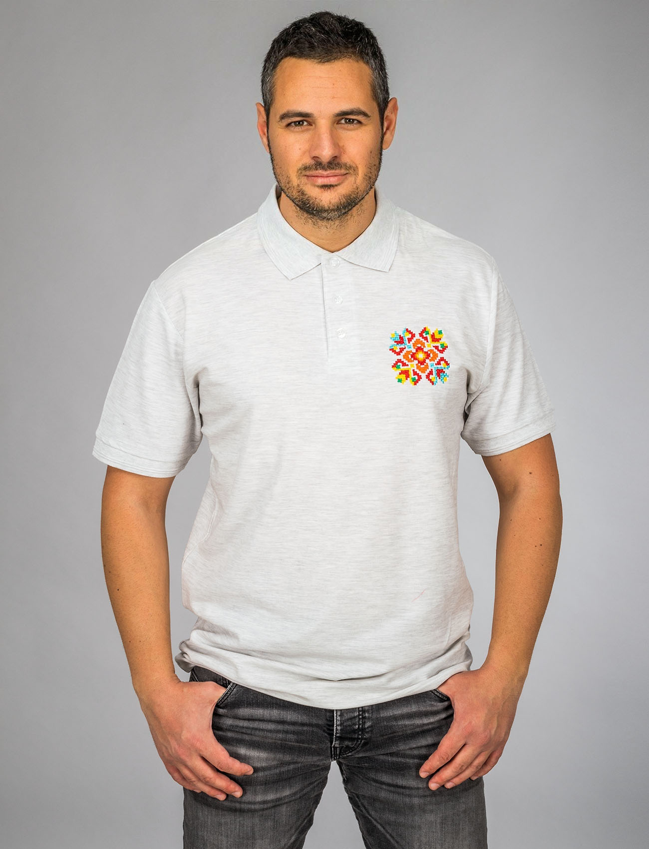 Men's gray polo shirt with embroidery pattern 